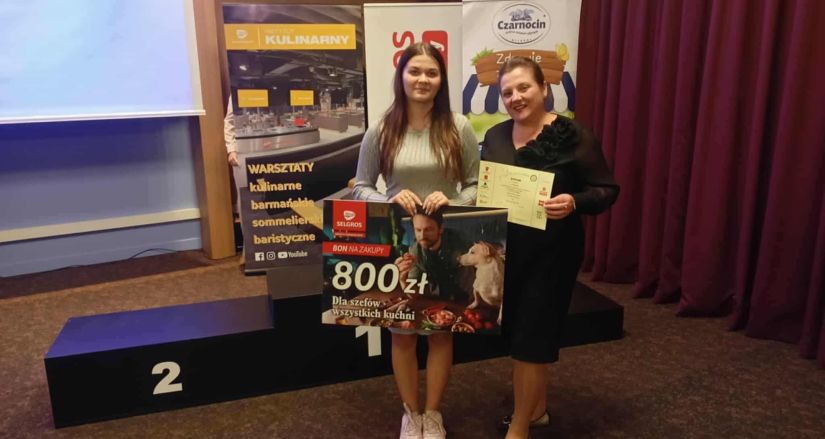 uczennica z opiekunem