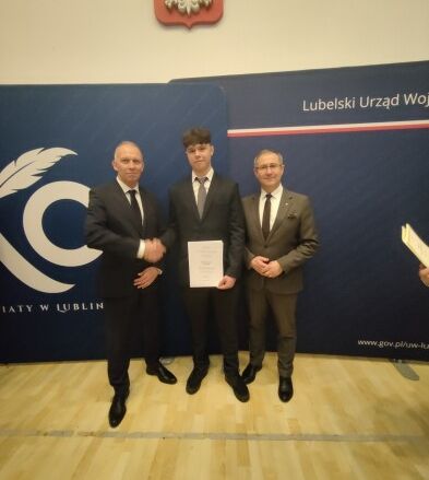 nagrodzony uczeń z Kuratorem Oświaty i Wicewojewodą Lubelskim