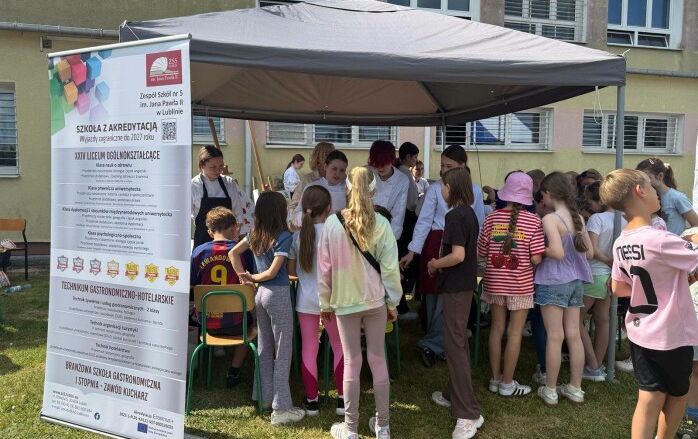 grupa młodzieży i uczniów szkoły podstawowej na festynie