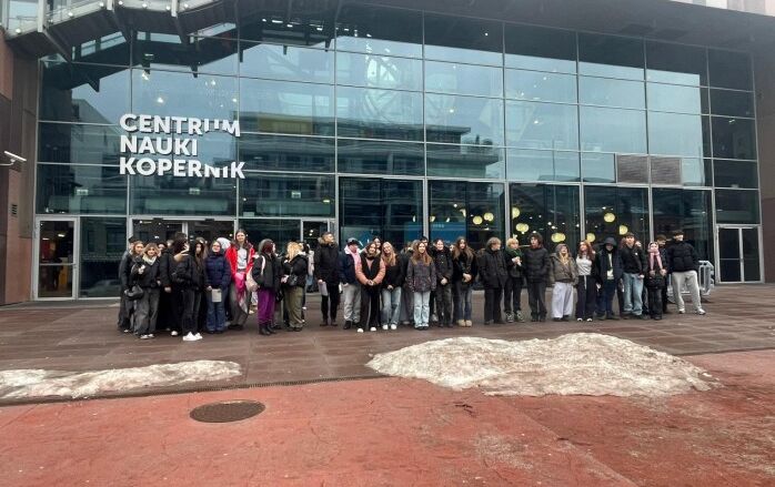 uczniowie przed Centrum Nauki Kopernik