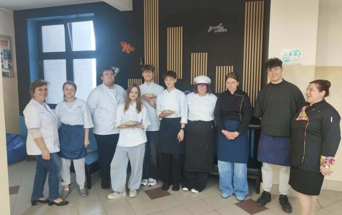 uczniowie z prowadzącym warsztaty i nauczycielem