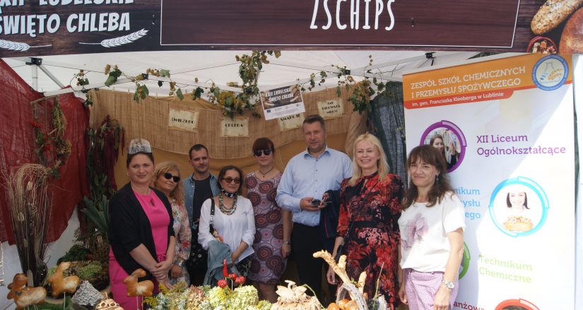 Na zdjęciu stoisko ZSChiPS zaprezentowane podczas wystawy. Przy stoisku widzimy Pana Posła Przemysława Czarnka oraz nauczycieli ZSChiPS w Lublinie