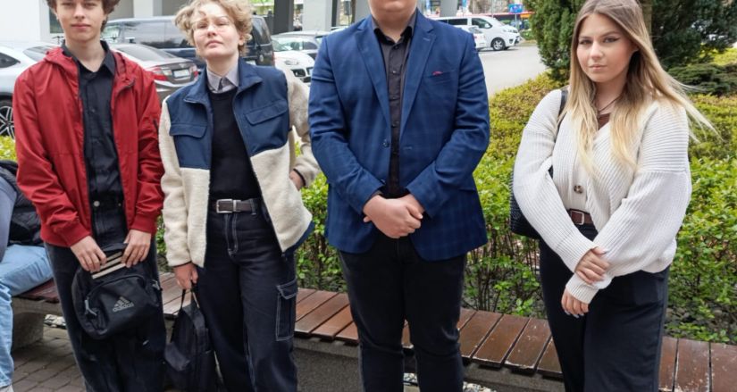 czworo uczniów przed budynkiem Politechniki Lubelskiej