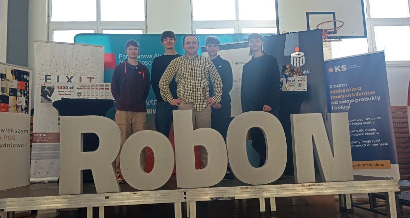 Uczestnicy Konkursu z koła robotycznego w ZSE im. A. i J. Vetterów z opiekunem