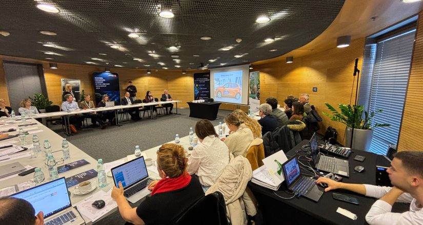 Przedstawiiciele ZSS na konferencji pośród innych uczestników konferencji. Na ekranie prezentacja naszej Szkoły