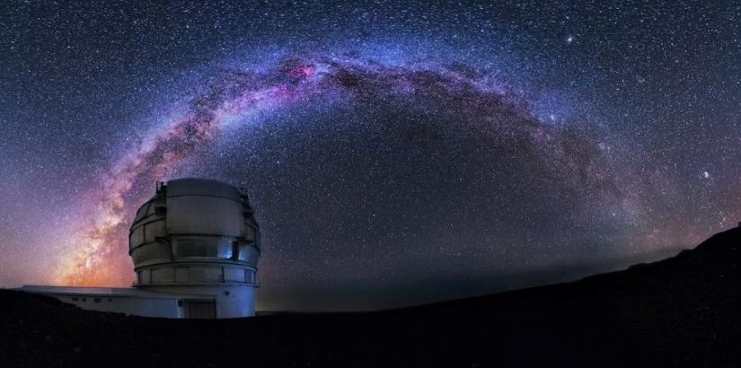 Zdjęcie przedstawia Wielki Teleskop Kanaryjski na tle nieba pełnego gwiazd
