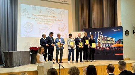 Uroczyste wręczenie dyplomów oraz podziękowań przez Pana Prezydenta Mariusza Banacha 3 uczniom z ZSS na uroczystej gali
