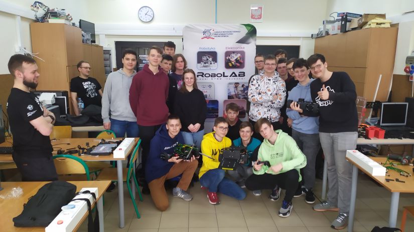 Zdjęcie grupowe uczniów po zajęcaich