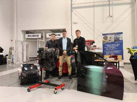 wicedyrektor Karol Mróz i 2 uczniów z ZSS przy stoisku ZSS na Targach Moto Session 2026 w hali Targów Lublin
