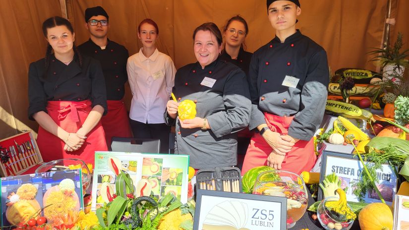 uczniowie z nauczycielem na stoisku carving