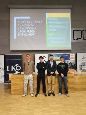3 uczniowie ZSS na auli Politechniki Lubelskiej z opiekunem - wicedyrektorem Karolem Mrozem podczas opimpiady "Rok przed dyplomem"