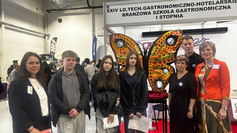 Pani Dyrektor nauczyciele i uczniowie na stoisku szkoły