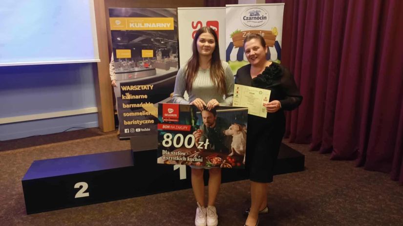 uczennica z opiekunem