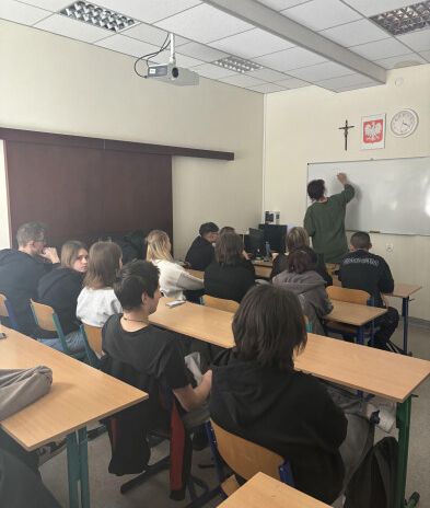 uczniowie słuchają nauczyciela
