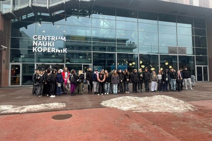 uczniowie przed Centrum Nauki Kopernik