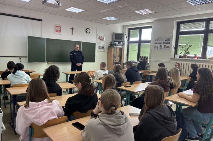 prowadzący spotkanie i uczniowie