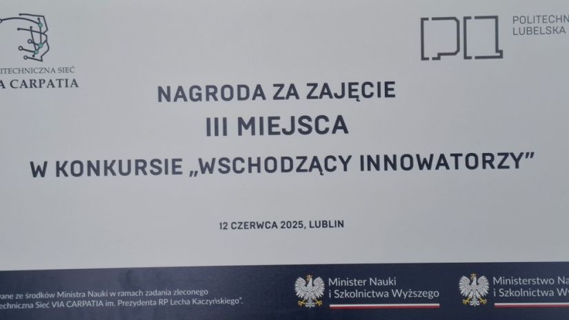 dyplom Wschodzący Innowatorzy do uczniów ZSTK