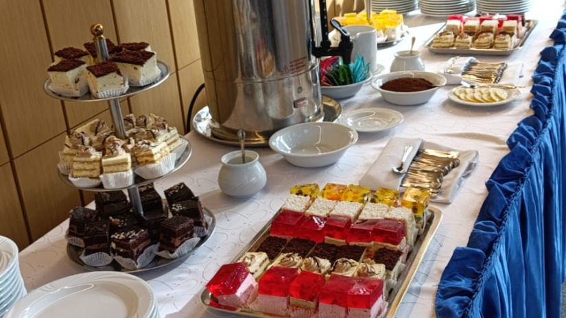 widok na stół z poczęstunkiem