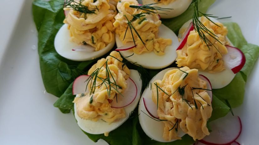 jajka faszerowane ułożone na białym talerzu