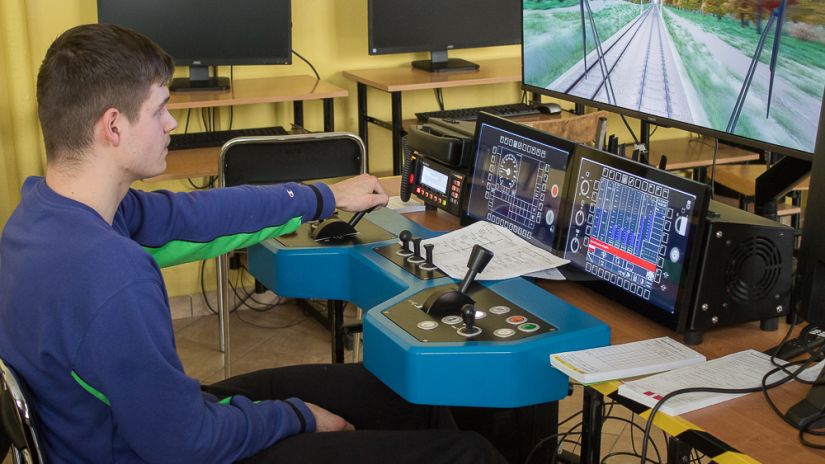 Uczeń ZSTK przy symulatorze maszynisty