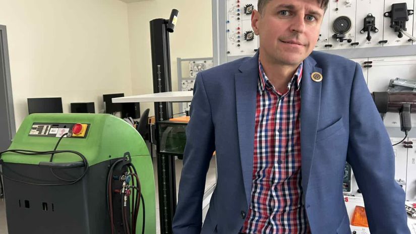 wicedyrekto Karol Mróz na pracowni elektroniki samochodowej