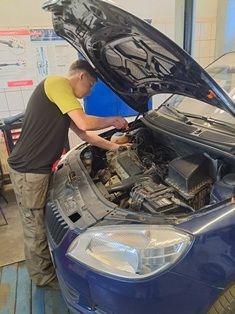 Uczeń ZSS podczas realizacji części praktycznej konkursu na Warsztatach Szkolnych ZSS.