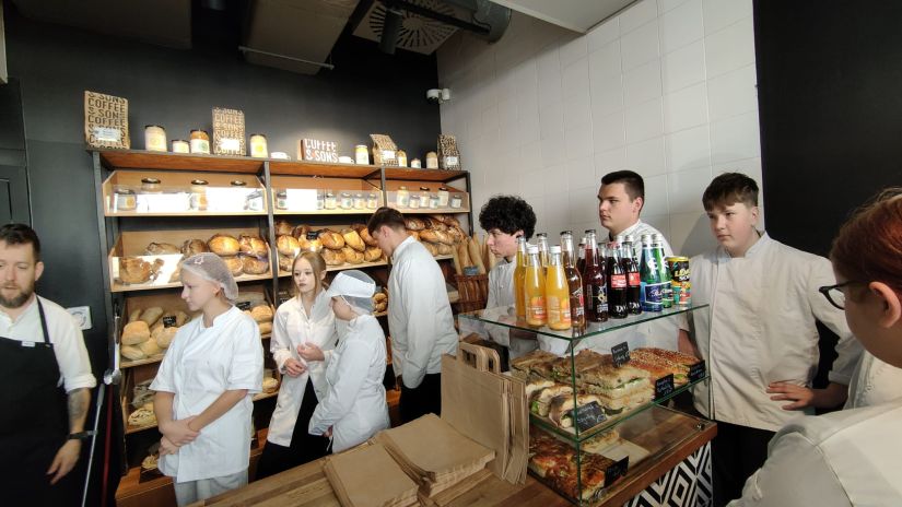 uczniowie w piekarni reatauracji Spokojna 2