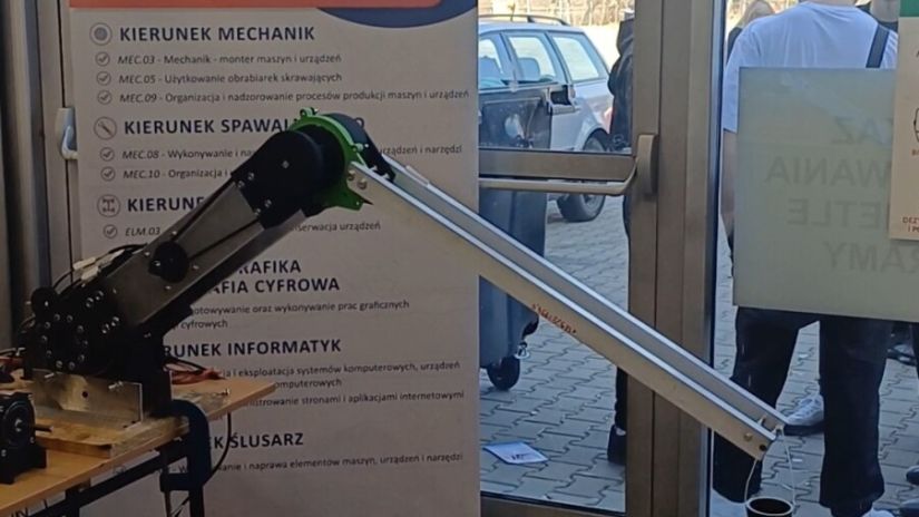Prezentacja projektu ramienia robotycznego na Targach edukacyjnych Lublin 2025
