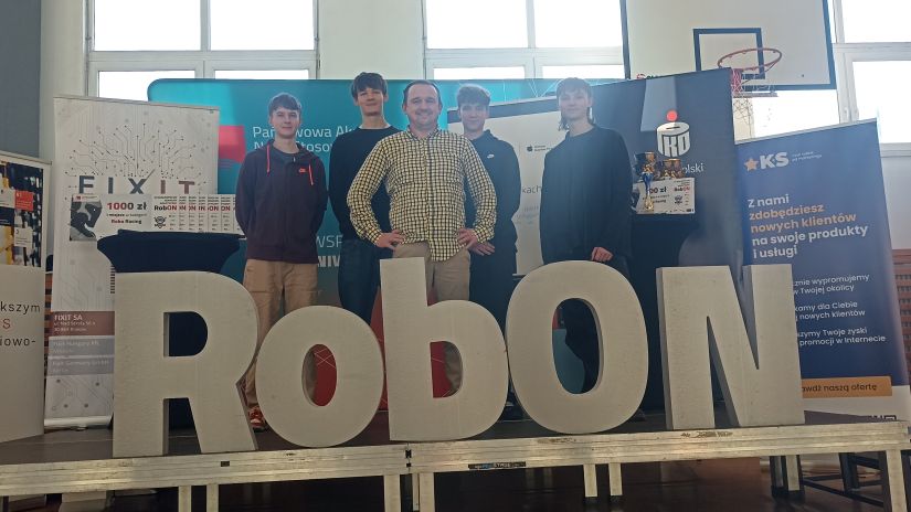 Uczestnicy Konkursu z koła robotycznego w ZSE im. A. i J. Vetterów z opiekunem