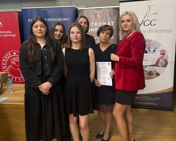 nagrodzone uczennice z Panią Dyrektor i nauczycielami