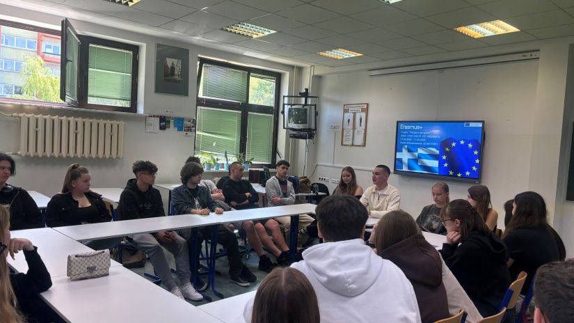 młodzież i studenci podczas zajęć