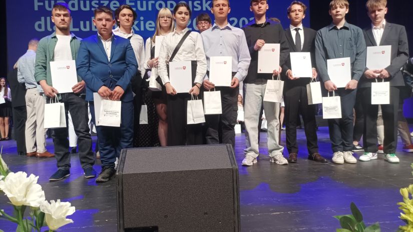 Wręczenie listów gratulacyjnych i stypendiów uczniom LCKZiU.