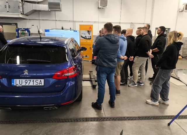 uczniowie i nauczcyiele ZSS podczas szkolenia na wasztatatch szkolnych ZSS