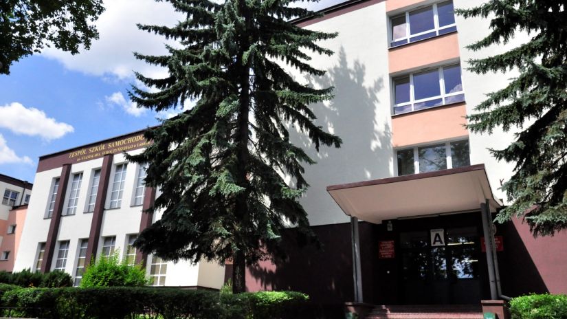 Zdjęcie przedstawia budynek szkoły.