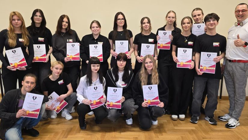Uczestnicy kursu z certyfikatami