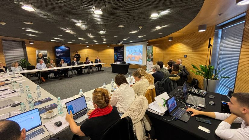 Przedstawiiciele ZSS na konferencji pośród innych uczestników konferencji. Na ekranie prezentacja naszej Szkoły