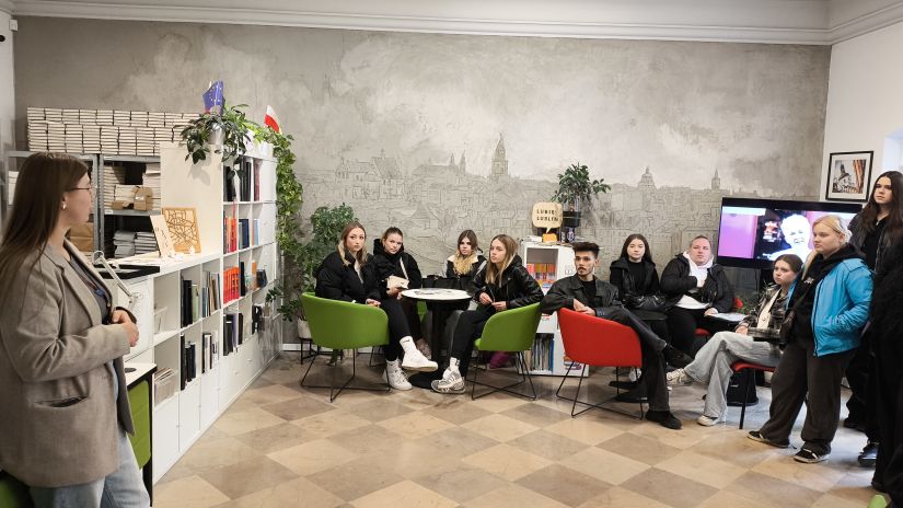 uczniowie w Centrum Inspiacji Turystycznej