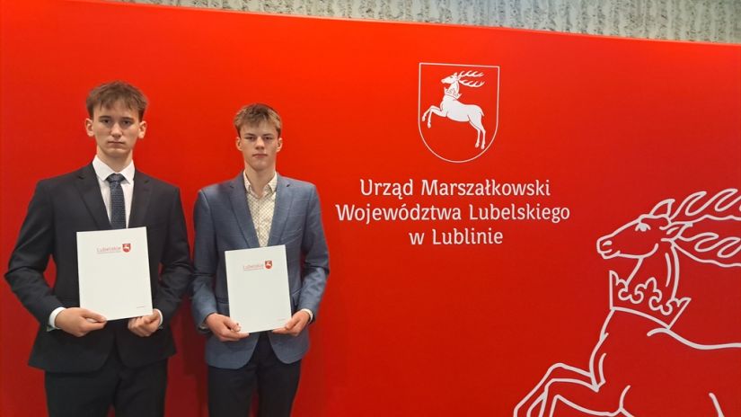 Uczniowie ZSS Piotr Chomicki i Maciej Gliwka w CSK podczas uroczystej Gali