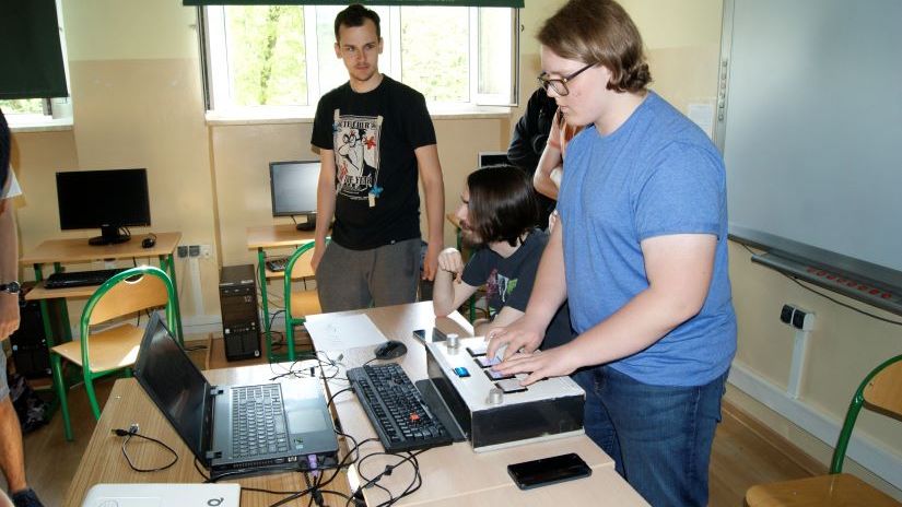 Na zdjęciu uczniowie zawodu technik informatyk w czasie zajęć.