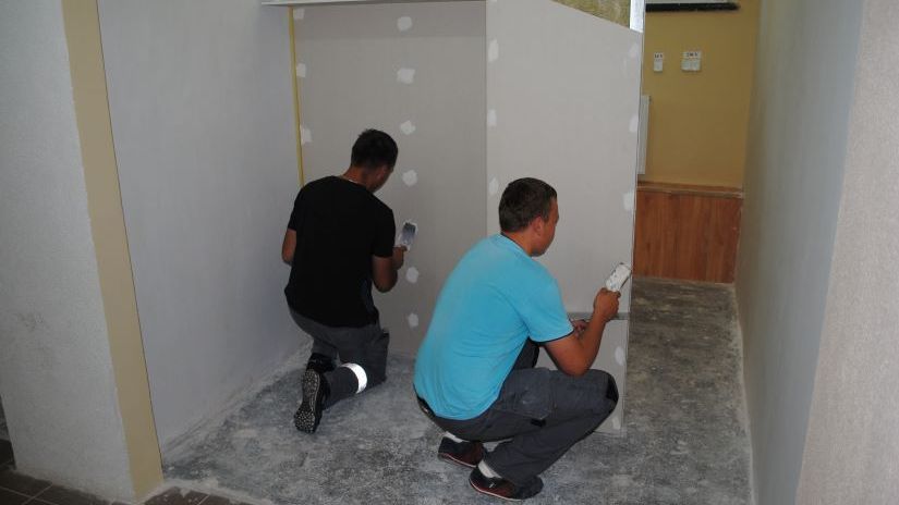 Na zdjęciu uczniowie zawodu technik budownictwa podczas zajęć praktycznych.