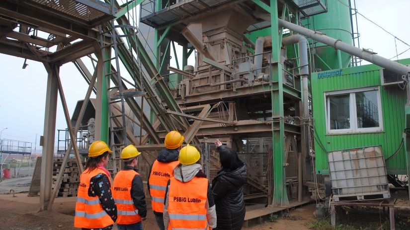 Na zdjęciu uczniowie zawodu technik drogownictwa podczas zajęć w plenerze.