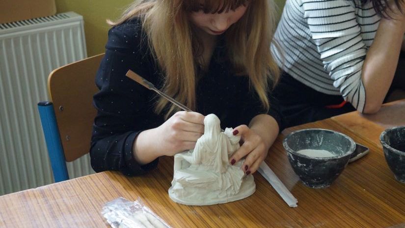 Na zdjęciu uczennica zawodu technik renowacji elementów architektóry przy pracy renowacyjnej.