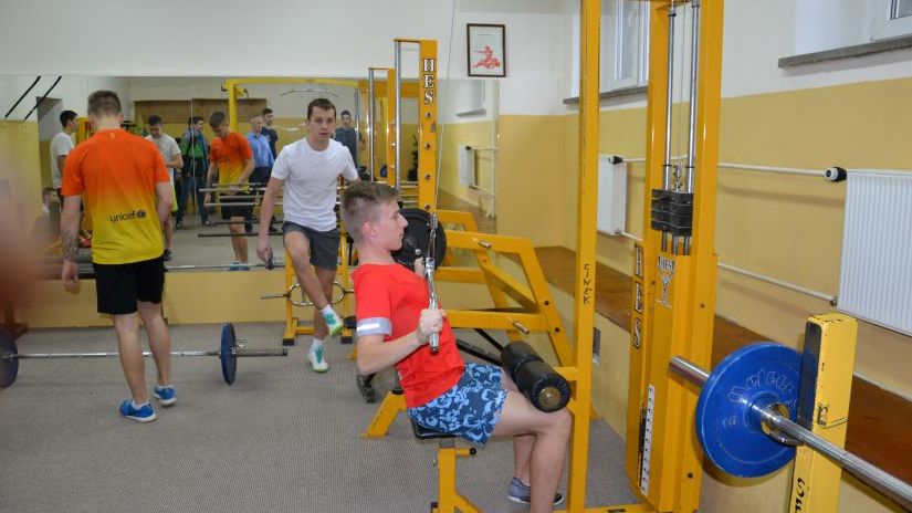 Na zdjęciu szkolna siłownia.