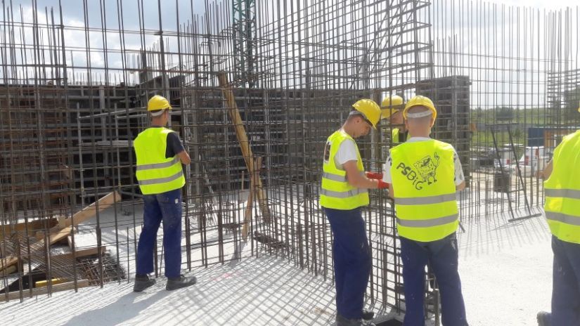 Zdjęcie przedstawia uczniów znajdujących się na stażu w ramach projektu "Przejdź na zawodowstwo"