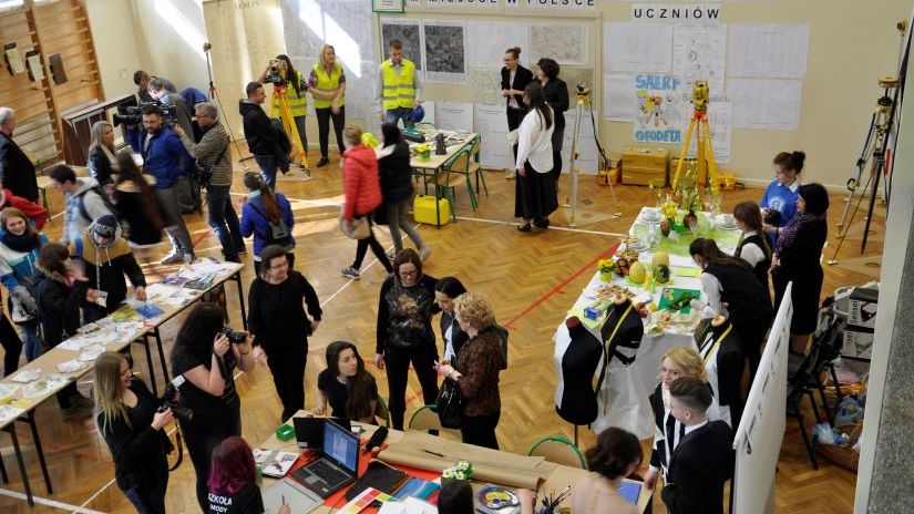 Na zdjęciu stoisko szkolne na targach edukacyjnych.