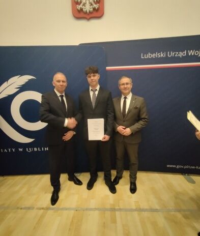 nagrodzony uczeń z Kuratorem Oświaty i Wicewojewodą Lubelskim