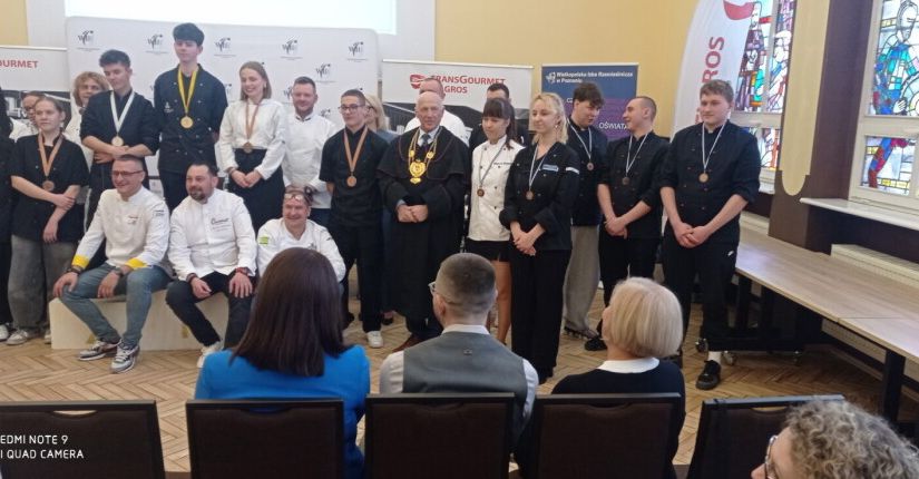 zdjęcie grupowe laureatów i finalistów turnieju