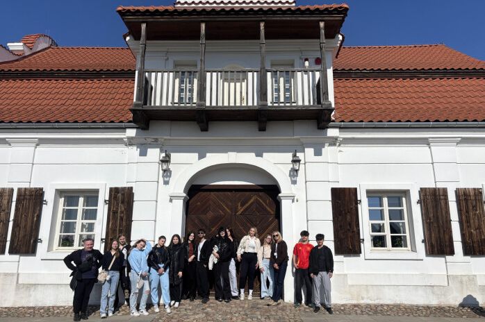 grupa młodzieży z nauczycielami w Skansenie