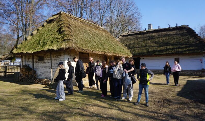 grupa młodzieży w Skansenie