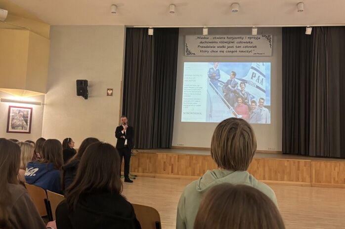 Dyrektor i młodzież podczas spotkania na auli